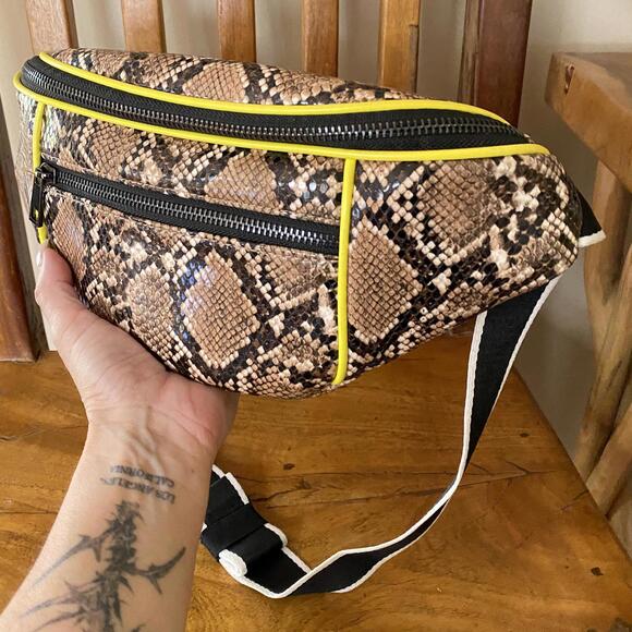 Topshop Fanny Pack Python Print - Picture 1 of 9